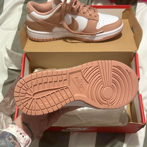 BNIB • WMNS NIKE DUNK SNEAKERS • SZ 7 - Picture 3 of 9